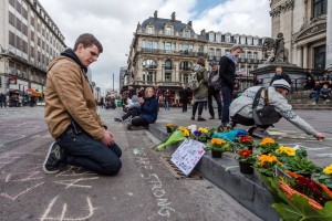 Un hombre observa las flores y mensajes de condolencia ante el edificio de la Bolsa de Bruselas © AP Photo / Gtresonline.