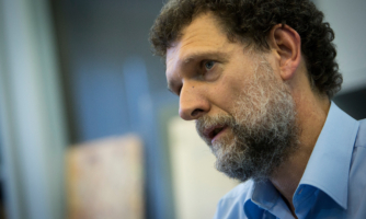 Turquía: Debe anularse la indignante decisión de mantener a Osman Kavala en prisión
