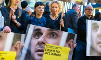 Rusia y Ucrania: El cineasta Oleg Sentsov y otras personas, liberadas en un canje de presos
