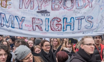 Polonia: La ley que criminaliza la educación sexual, “temerariamente retrógrada”