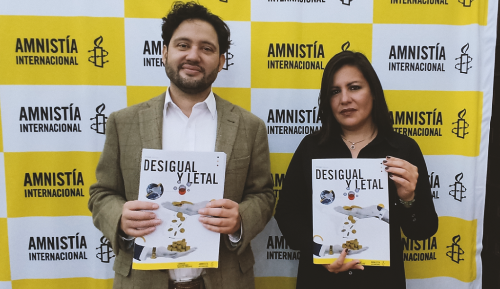 Rodrigo Bustos, director de Amnistía Internacional Chile, y Erika Guevara, directora de Amnistía Internacional para las Américas en la presentación del informe 'Desigual y Letal' en Chile (abril 2022)
