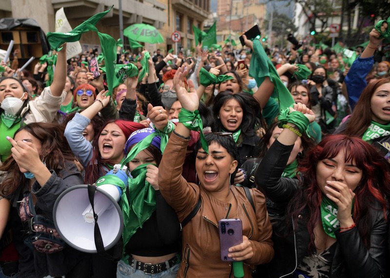 Activistas en favor del derecho al aborto celebran en Bogotá, el 21 de febrero de 2022, el fallo de la Corte Constitucional de Colombia a favor de la despenalización del aborto durante las primeras 24 semanas de gestación.Foto de RAÚL ARBOLEDA/AFP vía Getty Images