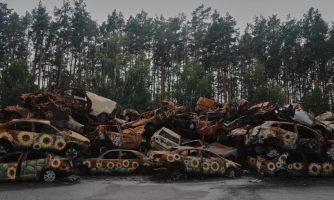 Ucrania y Rusia: Tres años desde que comenzó la invasión rusa a gran escala, la justicia para las víctimas debe ser una prioridad mundial