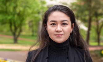 Ópera, helado, activismo: la hija de un intelectual uigur encarcelado comparte sus recuerdos del Día del Padre