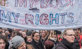 Europa: Las barreras de acceso al aborto existentes, agravadas por intentos alarmantes de restringir los derechos reproductivos