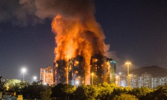 Hong Kong: El gobierno debe investigar y permitir la libertad de expresión tras el incendio mortal