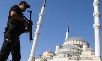 Turquía: Las autoridades deben levantar la prohibición general de protestar impuesta con motivo de la cumbre de la OTAN y poner en libertad a decenas de personas detenidas arbitrariamente