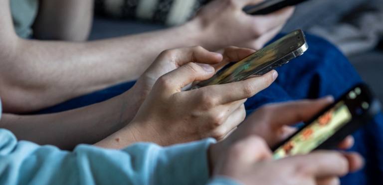 Francia: La protección de la infancia online empieza con el diseño de las plataformas, no con prohibiciones
